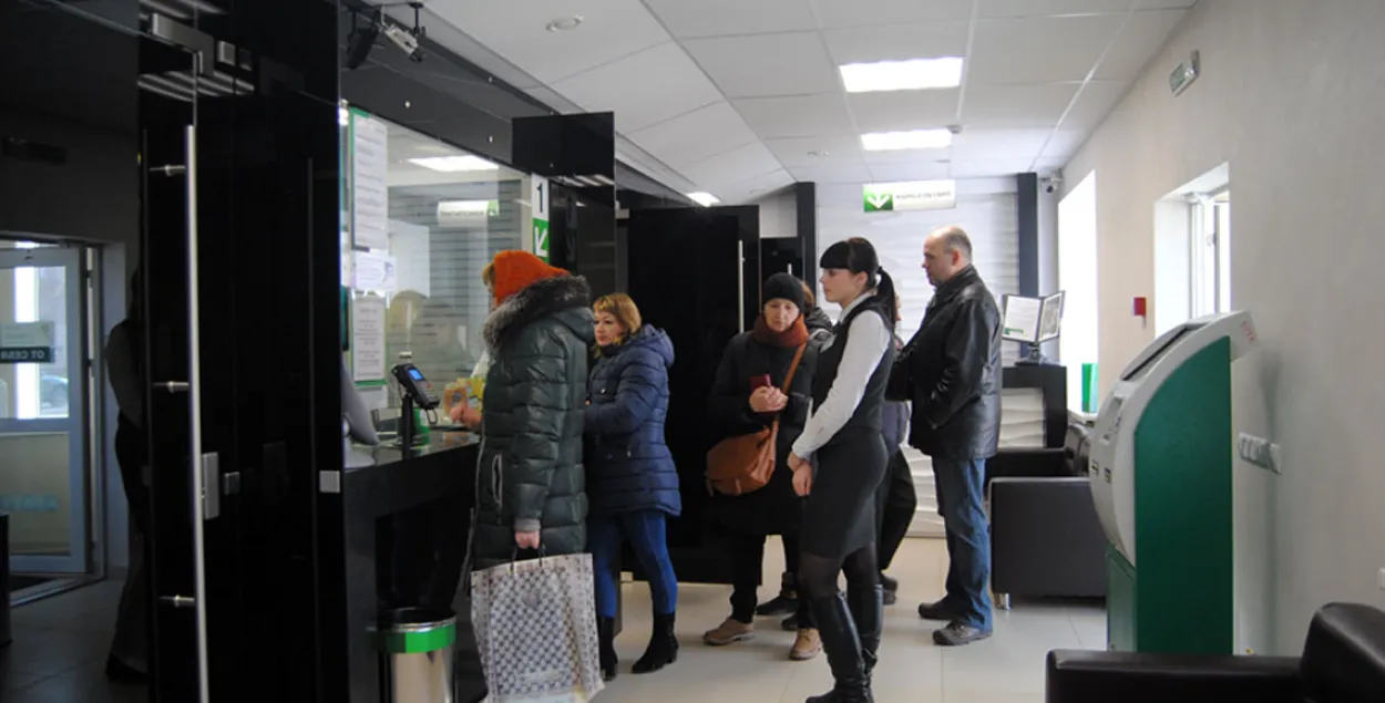 Белорусам по их желанию будут зачислять зарплаты и пенсии на счет в банке
