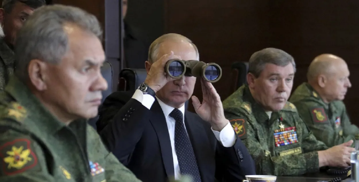 Владимир Путин пока видит только один вариант сохранения своей власти &mdash; продолжение войны / Reuters