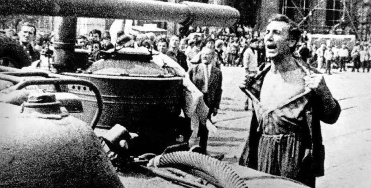 Жыхар Прагі пратэстуе супраць уварвання савецкіх войскаў у Чэхаславакію, 21 жніўня 1968 года&nbsp;/ facebook