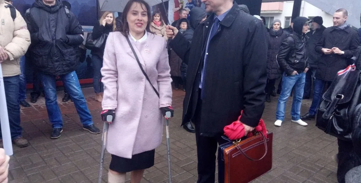 Дэпутат Канапацкая прыйшла на "Марш недармаедаў" са зламанай нагой (фота)