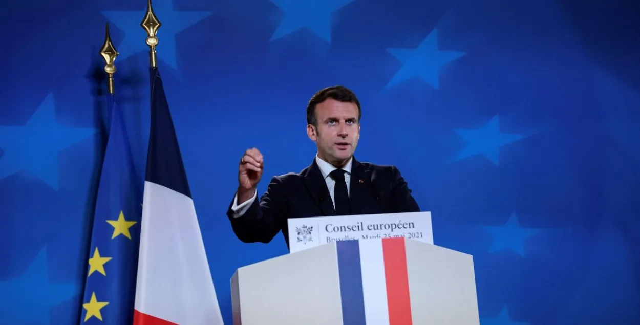 СМИ: президент Франции год назад изменил оттенок государственного флага