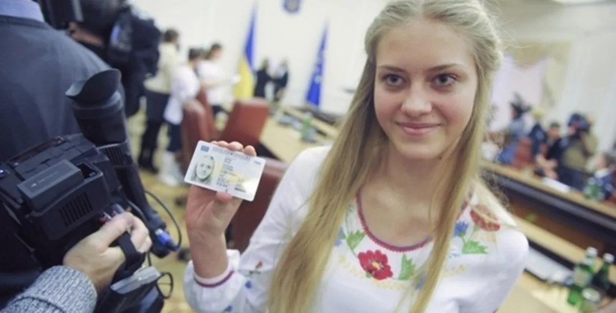 В Украине ID-карты начали выдавать раньше, чем в Беларуси. Фото: УНИАН