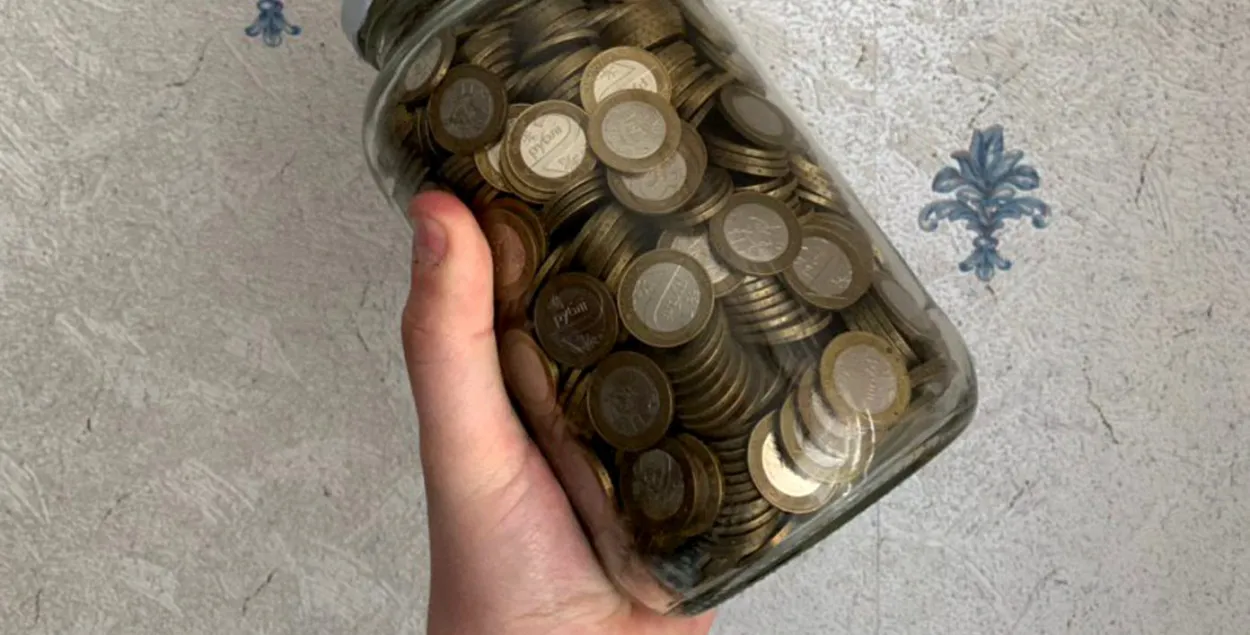 Жыхар Слуцка паказаў, як выглядаюць дзве тысячы рублёў манетамі ў слоіку