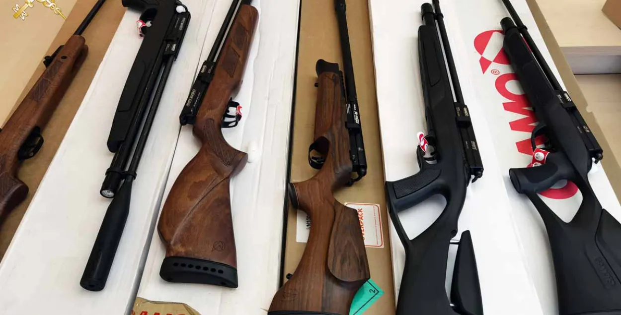 Суд конфисковал 700 пневматических винтовок, которые везли из Литвы