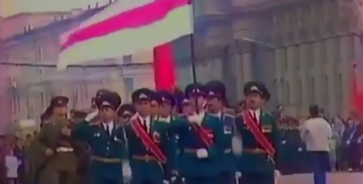 Белорусские военные под бело-красно-белым флагом, 1992 год / Скриншот с видео​