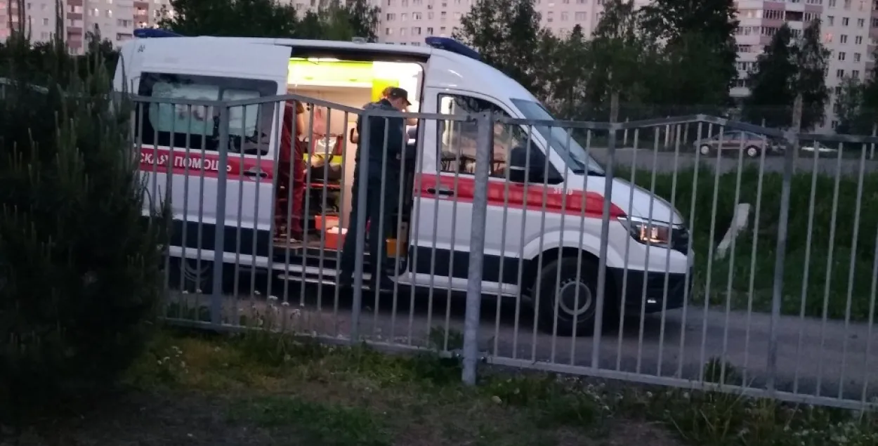 Удар током подростка в Минске: парень упал с вагона на землю, одежда загорелась