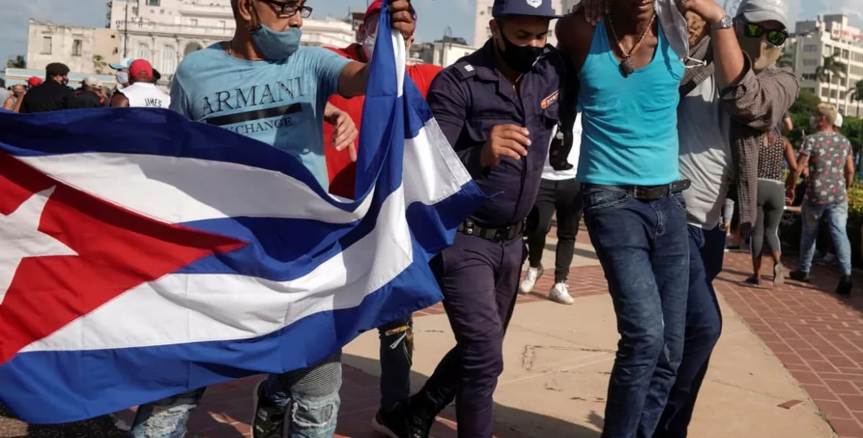 Сілавікі ў цывільным затрымліваюць пратэстоўцаў на Кубе / Reuters