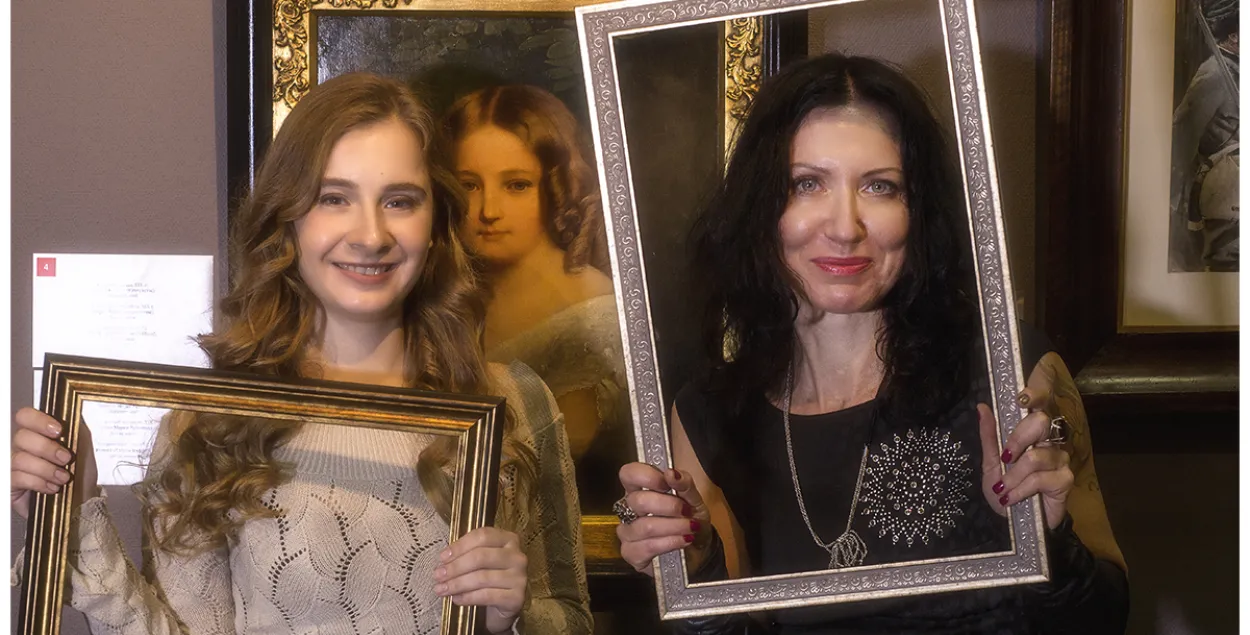 Елена Давидович (слева) на фоне портрета Марии Радзивилл.