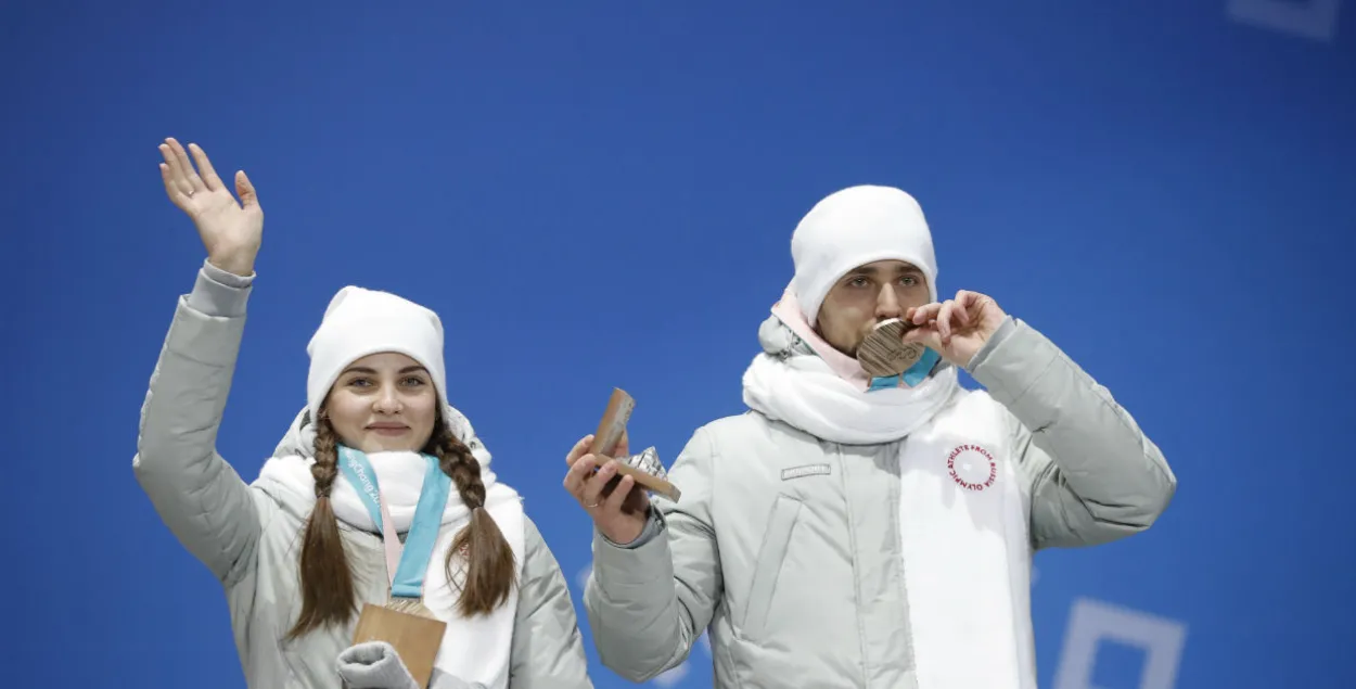 Анастасия Брызгалова и Александр Крушельницкий с бронзовыми медалями Олимпиады. Фото: Reuters​