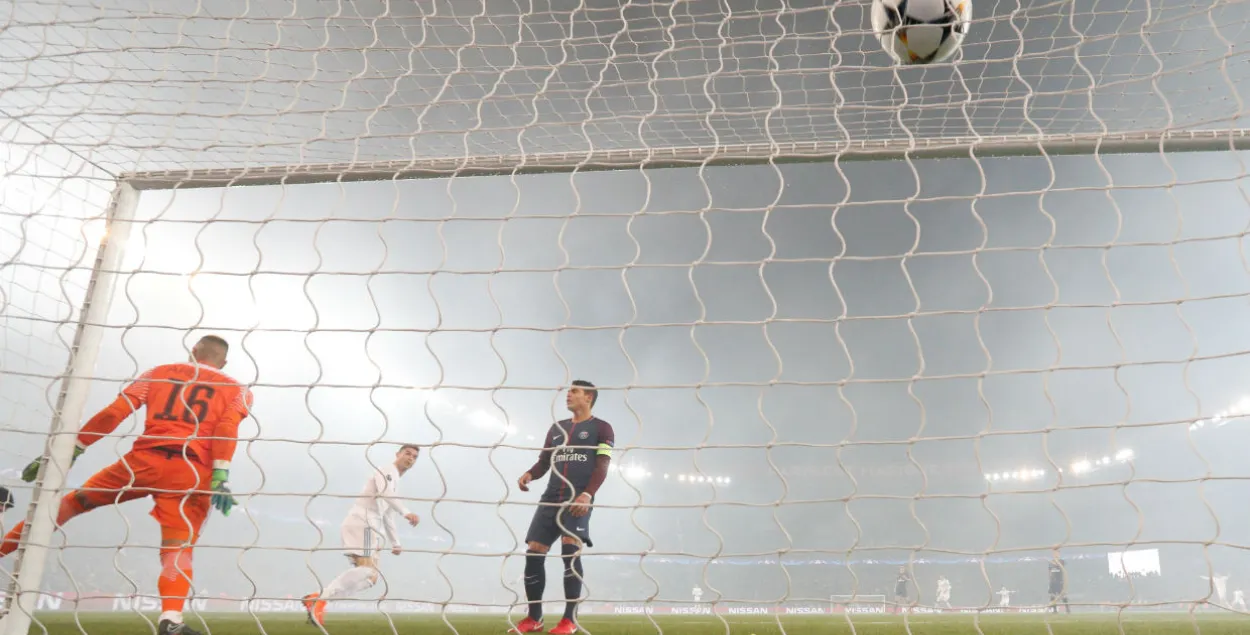 Криштиану Роналду забивает гол. Фото: Reuters