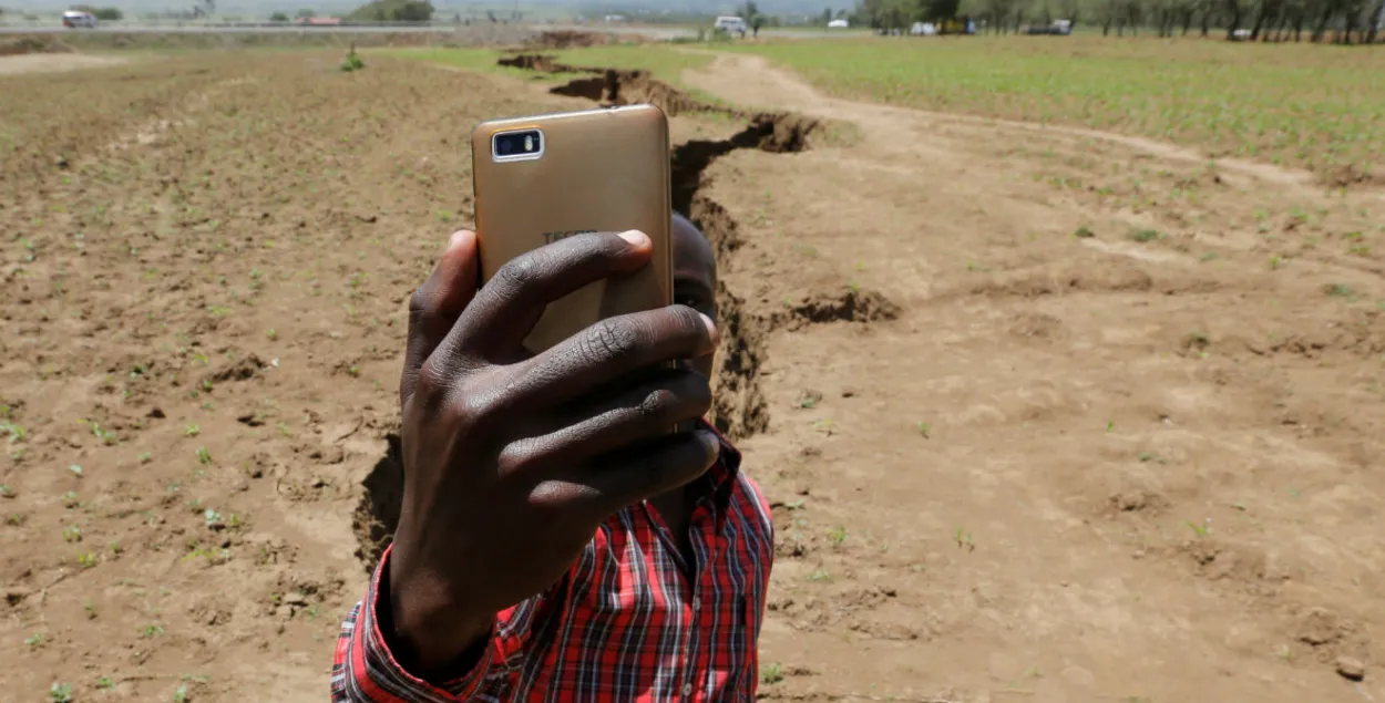 Сэлфі на фоне вялізнай расколіны ў зямлі