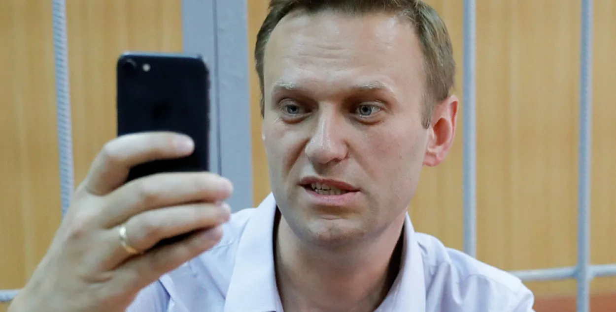"Не узнаю без грима". Навальный арестован на 30 суток за акцию "Он вам не царь"
