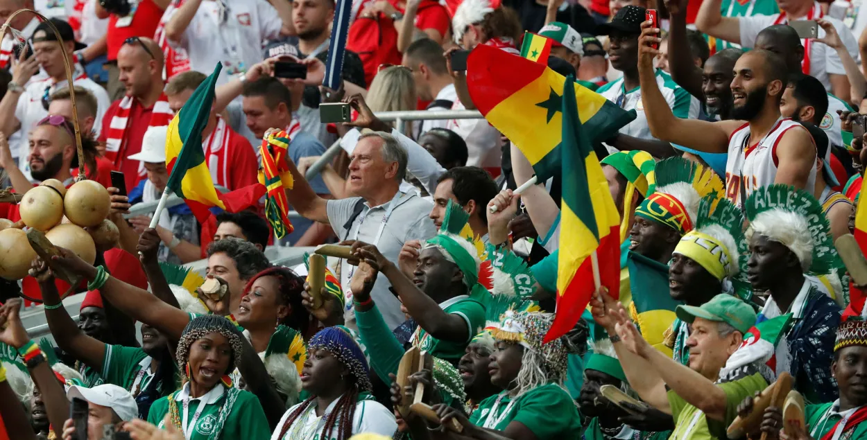 Балельшчыкі зборных Сенегала і Японіі прыбіралі на стадыёнах пасля матчаў