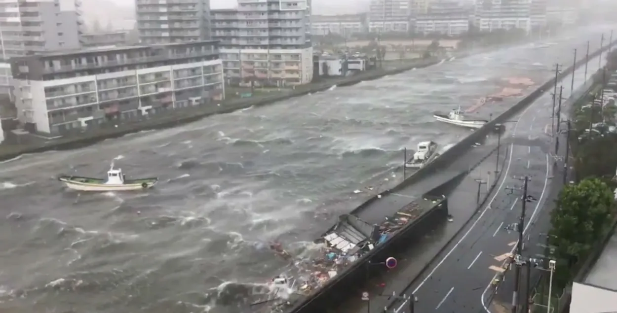 Магутны тайфун "Джэбі" абрынуўся на Японію (фота, відэа)