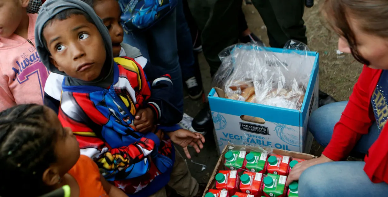 Венесуэльские дети&nbsp;в пункте для мигрантов в Колумбии. Фото: Reuters