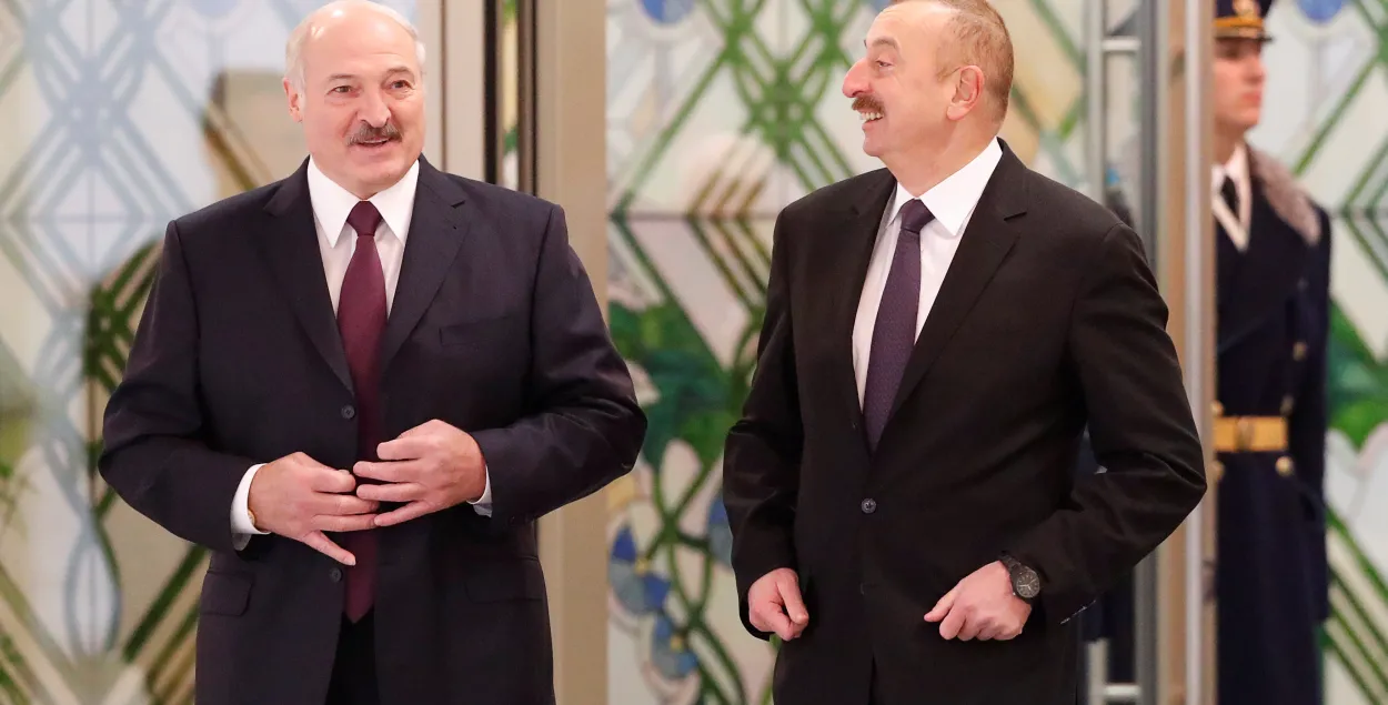 На архивном снимке Александр Лукашенко с азербайджанским президентом Ильхамом Алиевым. Фото: Reuters​
