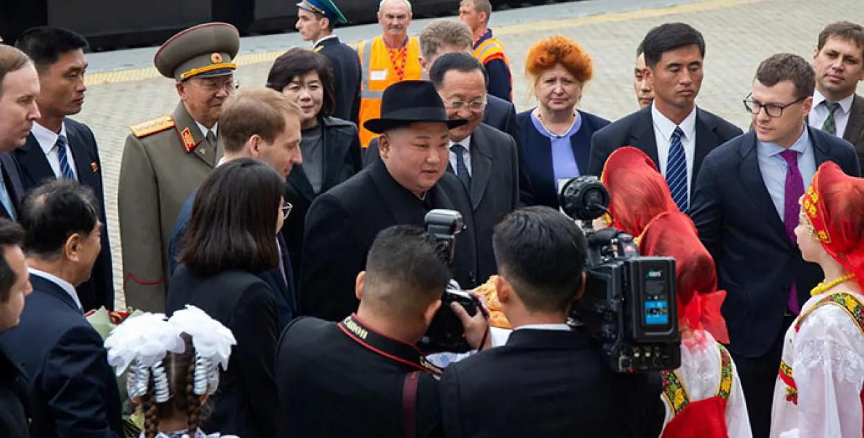 У Расіі лідар КНДР прайшоў міма дзяўчат з караваем (відэа)