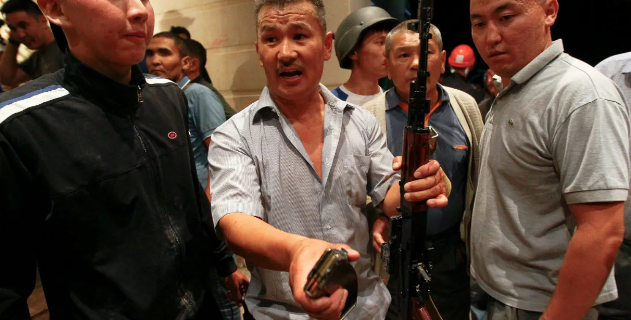 Экс-прэзідэнт Кыргызстана прызнаўся, што адстрэльваўся ад спецназу