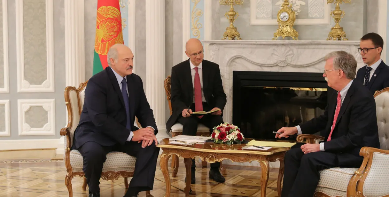 Александр Лукашенко и Джон Болтон / Reuters​