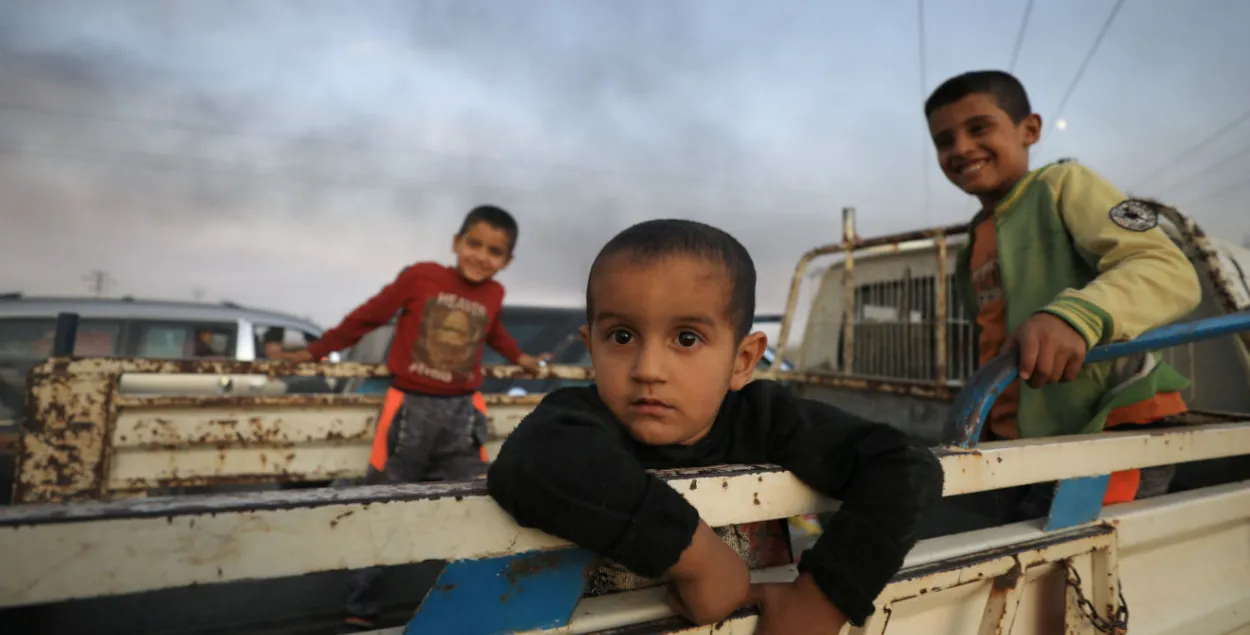 Дети в Сирии в автоколонне беженцев / Reuters