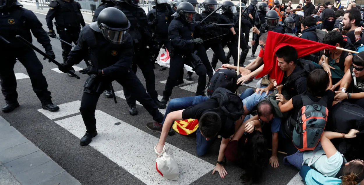 Испанская полиция атакует участников забастовки в Барселоне / Reuters​