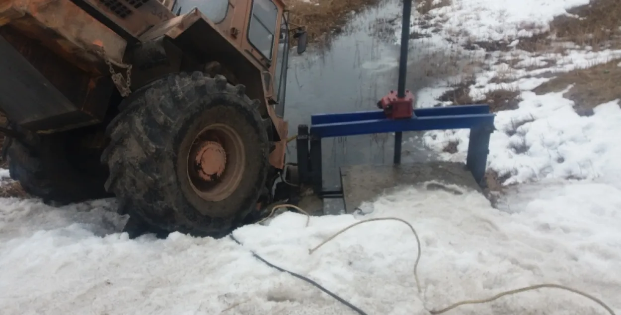 У Добрушскім раёне ратавалі зваршчыка, якога прыціснуў трактар