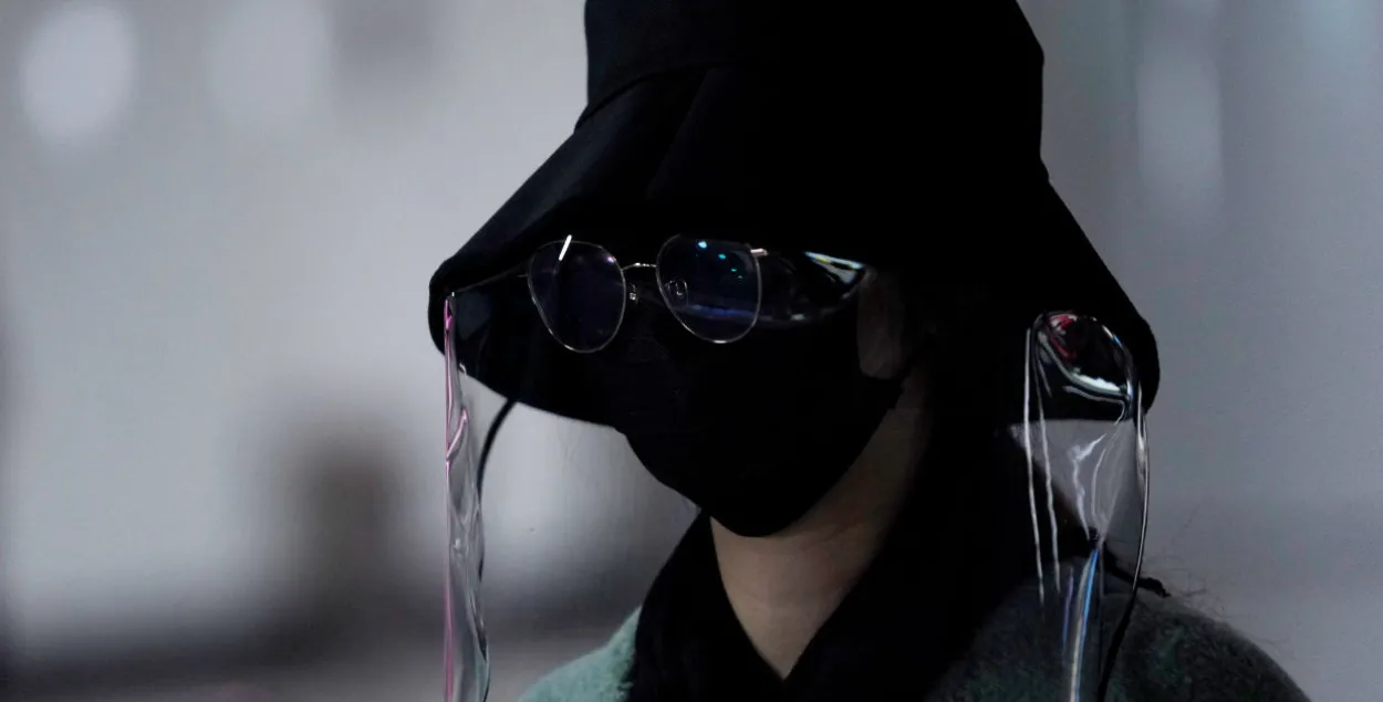 Женщина в медицинской маске в Шанхае / Reuters