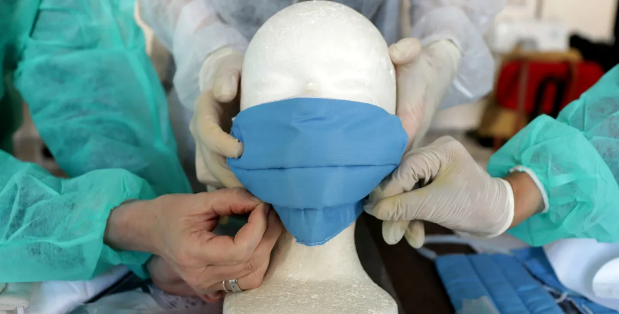 Изготовление медицинских масок / Reuters