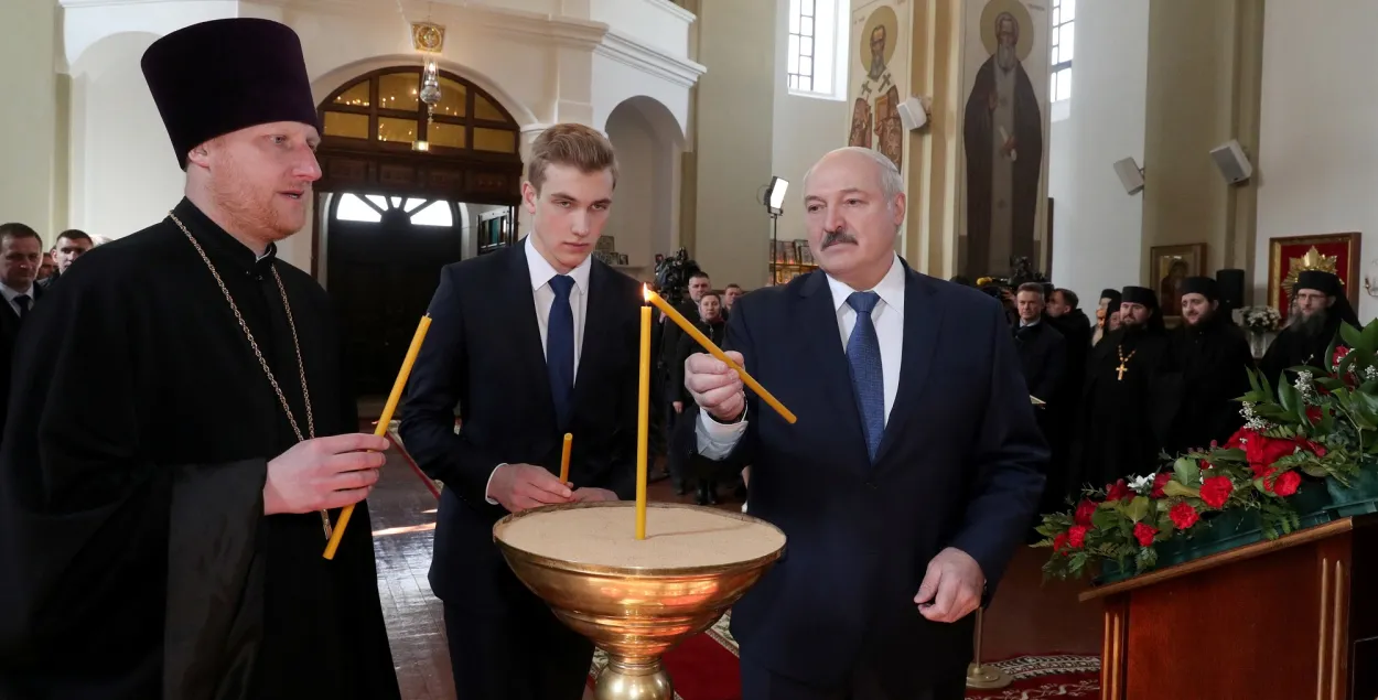 Аляксандр і Мікалай Лукашэнкі ў храме ў Малых Лядах / Reuters