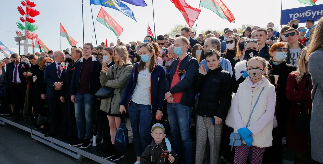 Зрители на параде в Минске / Reuters