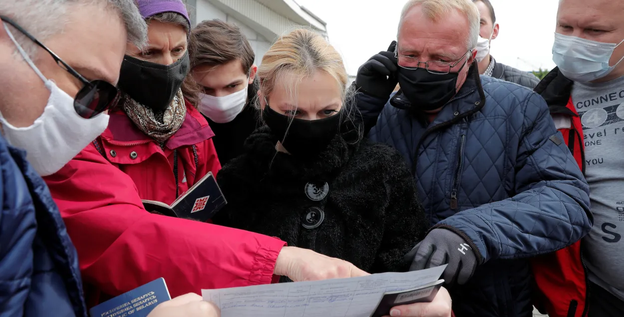 Беларусы пакідаюць подпіс за вылучэнне кандыдата ў прэзідэнты / Reuters