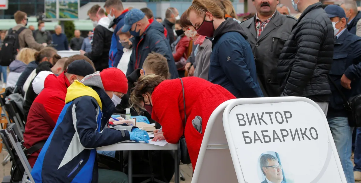 Сбор подписей за Виктора Бабарико в Минске / Reuters