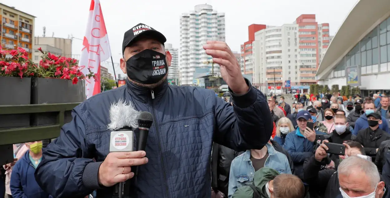 Сергей Тихановский: ещё на свободе среди людей / Reuters