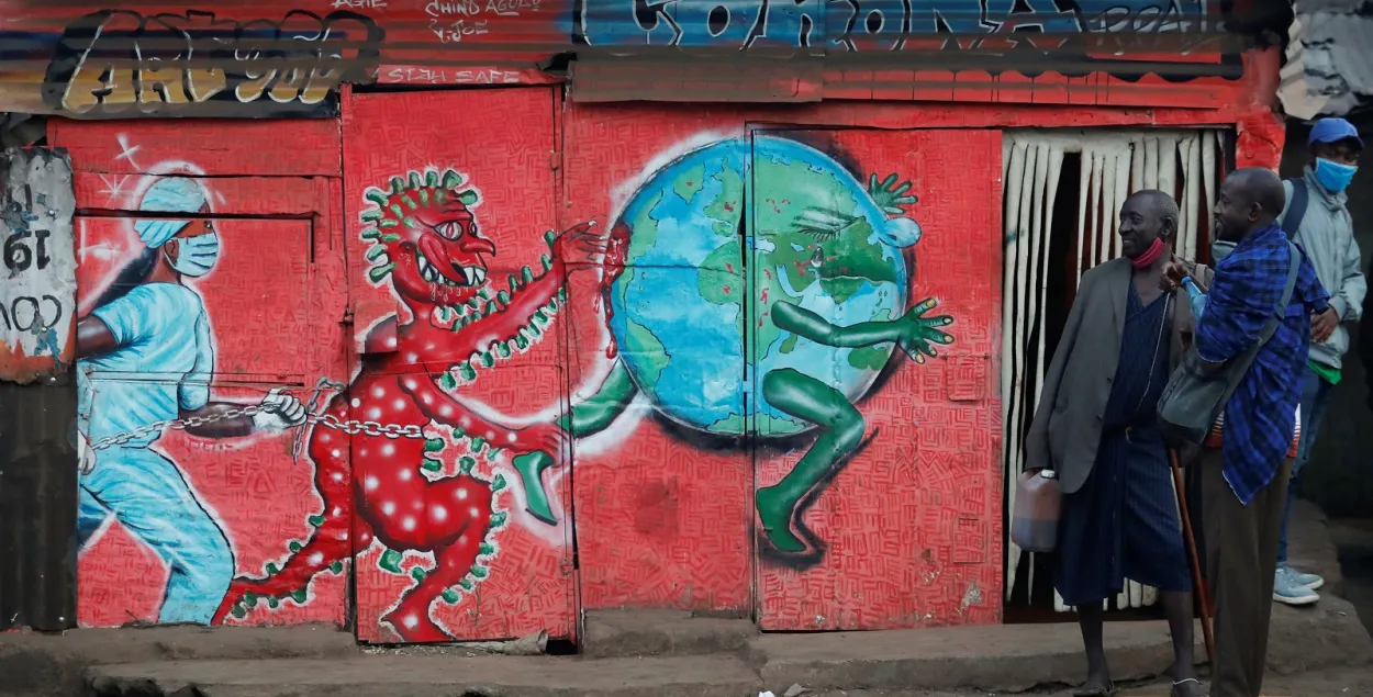 В Найроби с коронавирусом борются в том числе&nbsp;с помощью шутливых граффити / Reuters​