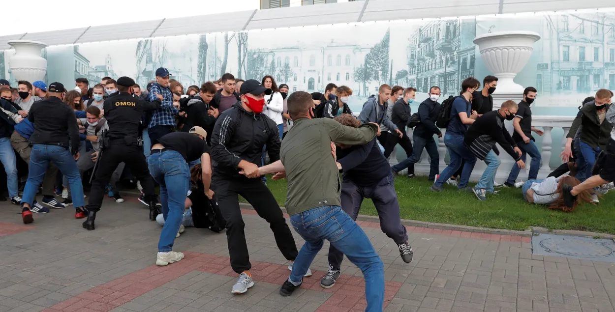 Разгон протестной акции в Минске, 14 июля 2020-го / Reuters​