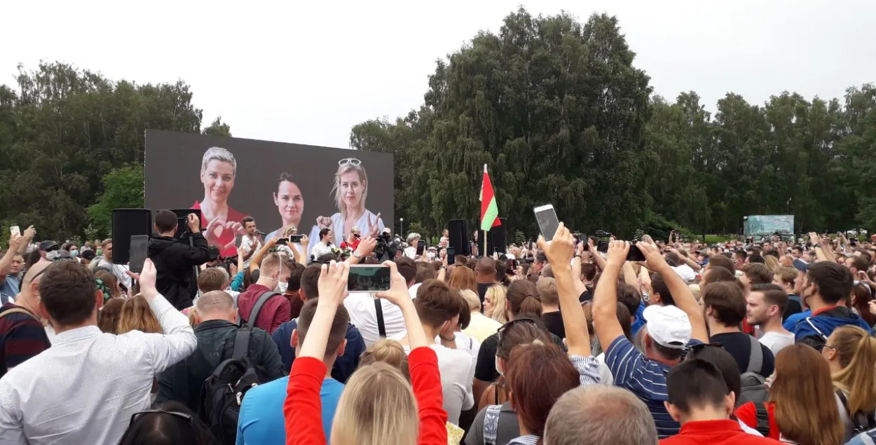 С криками "Света" и "Свобода": в Минске прошёл пикет в поддержку Тихановской