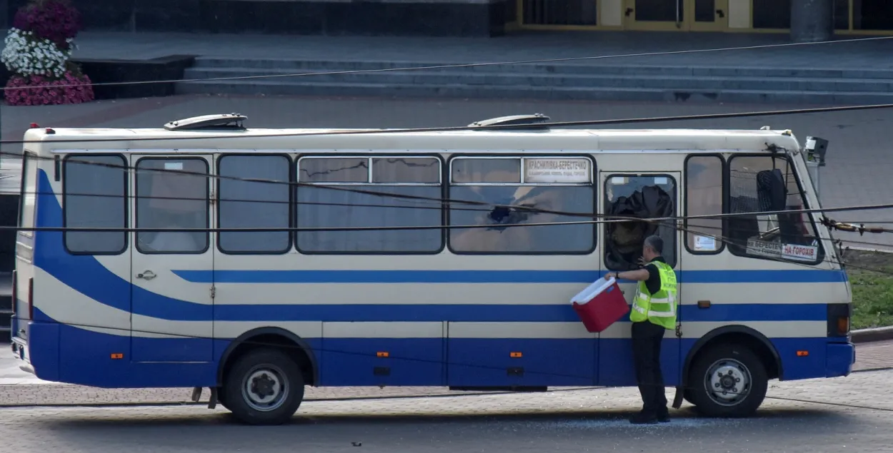 Автобус с заложниками в Луцке / Reuters​