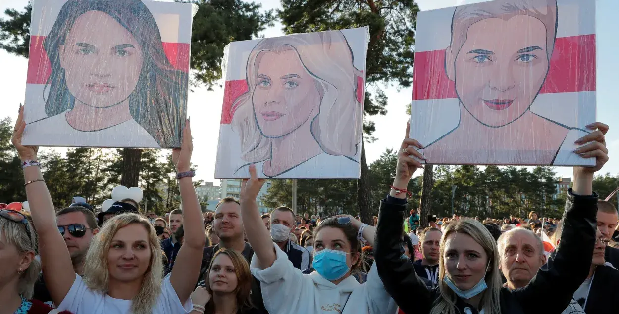 На митинге в Борисове держали портреты Светланы Тихановской, Вероники Цепкало и Марии Колесниковой / Reuters​