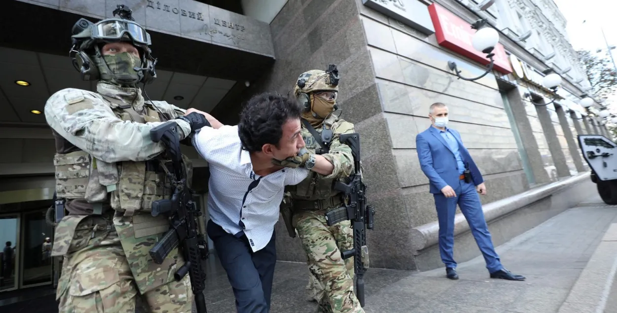 Задержанного выводят из здания / Reuters​