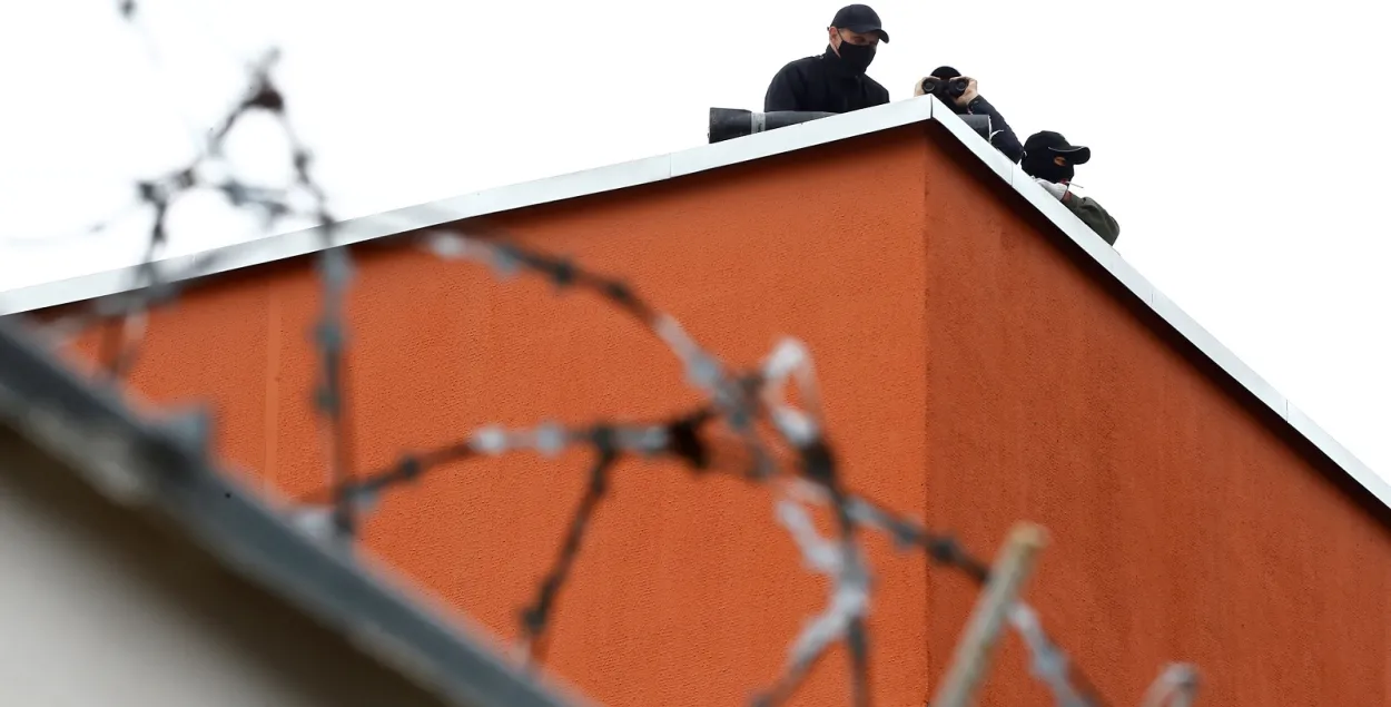 Силовики на крыше здания на Окрестина в Минске / Reuters​
