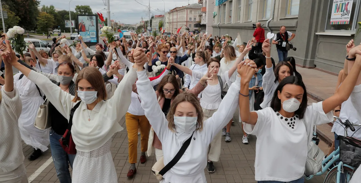 Сотни женщин пришли к ЦУМу в Минске / Reuters
