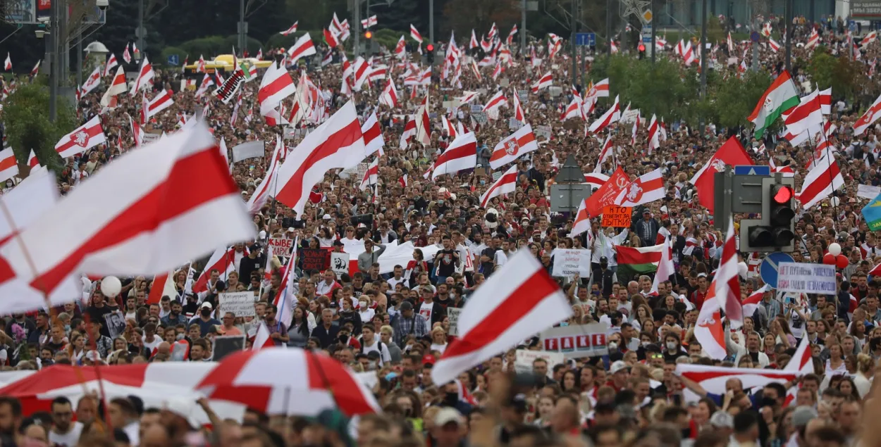 В Беларуси уже месяц сотни тысяч протестующих требуют новых выборов / Reuters​