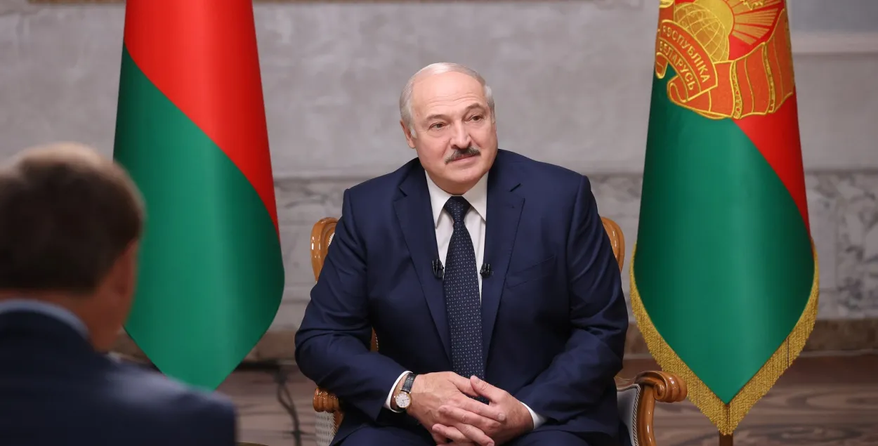Александр Лукашенко во время интервью / Reuters​