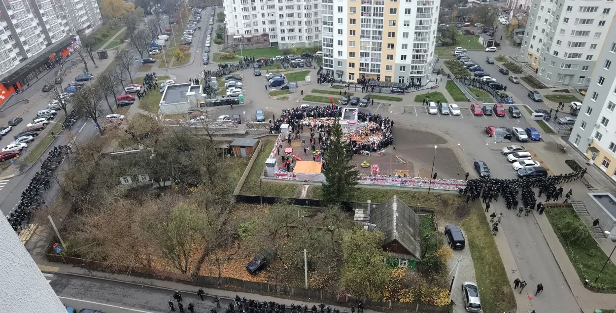 Силовики окружают &quot;Площадь перемен&quot; в Минске, 15 ноября 2020-го / BelaPAN via Reuters​