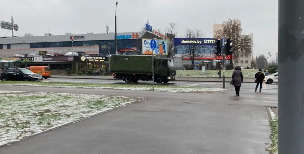 В Минск съезжается спецтехника, на улицах — силовики и ограждения