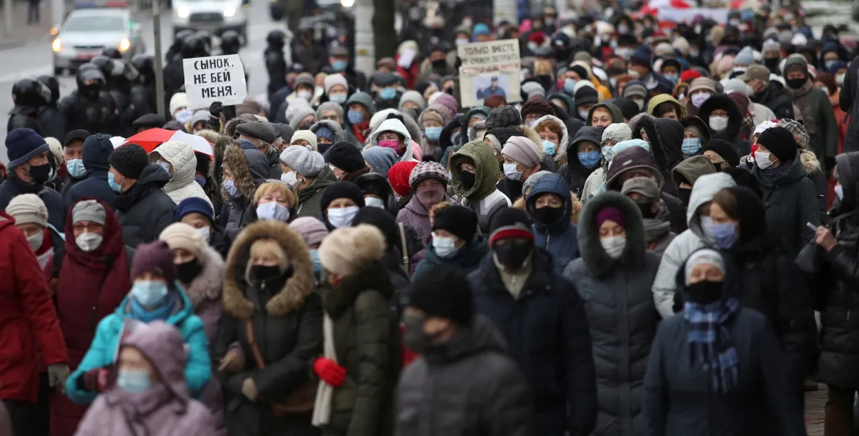 Уличная акция пенсионеров в Минске / Reuters