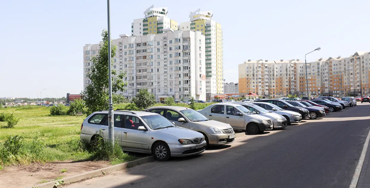 У Мінску за паркоўку машын у зялёнай зоне аштрафавалі тысячу чалавек