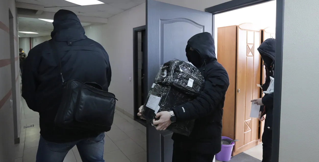 Силовики покидают офис БАЖ / BelaPAN via REUTERS​