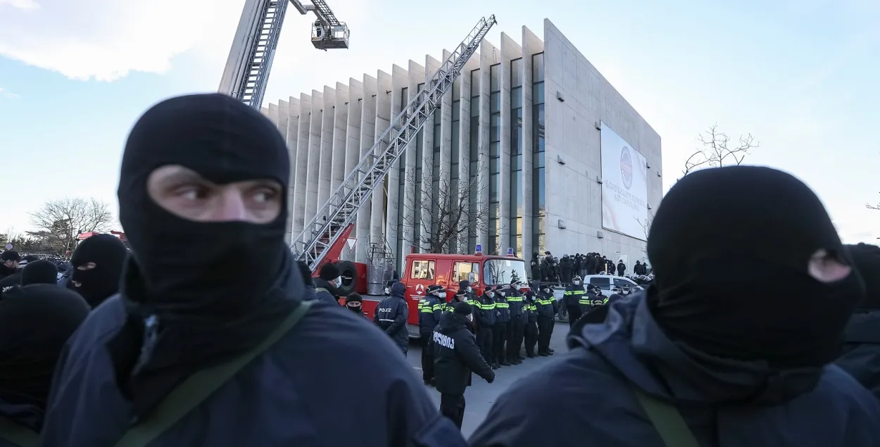 Тбилиси, 23 февраля 2020-го: полиция штурмует офис оппозиционной партии / Reuters​