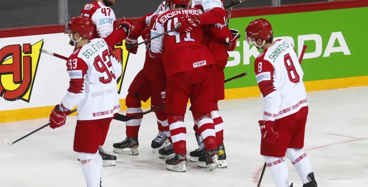 Датчане радуются очередной шайбе, заброшенной в ворота белорусов / Reuters